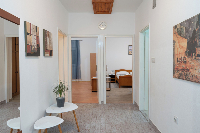 Others 5, Apartment Slava, Nin
