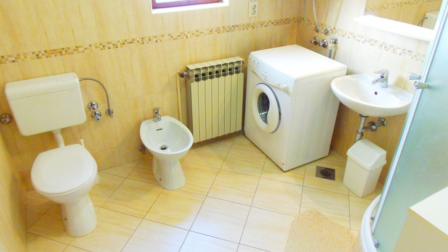 Bathroom 3, Apartments Bor, Makarska