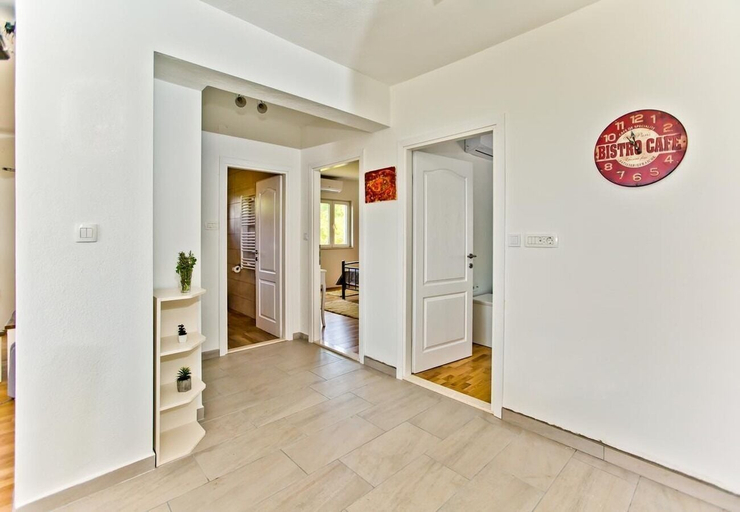 Others 5, House Brapa, Hrvace