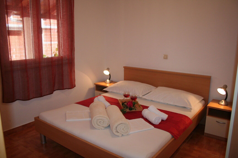 Room 3, Apartments Central, Okrug
