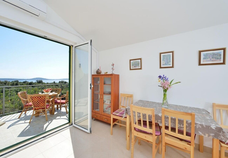Dining 3, Apartments Ljuba, Marina