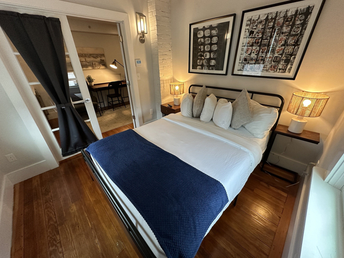 Room 2, Large Three Room Suite 2 Bed/1 Bath In Downtown - Unit 4 2 Bedroom Home, Newport