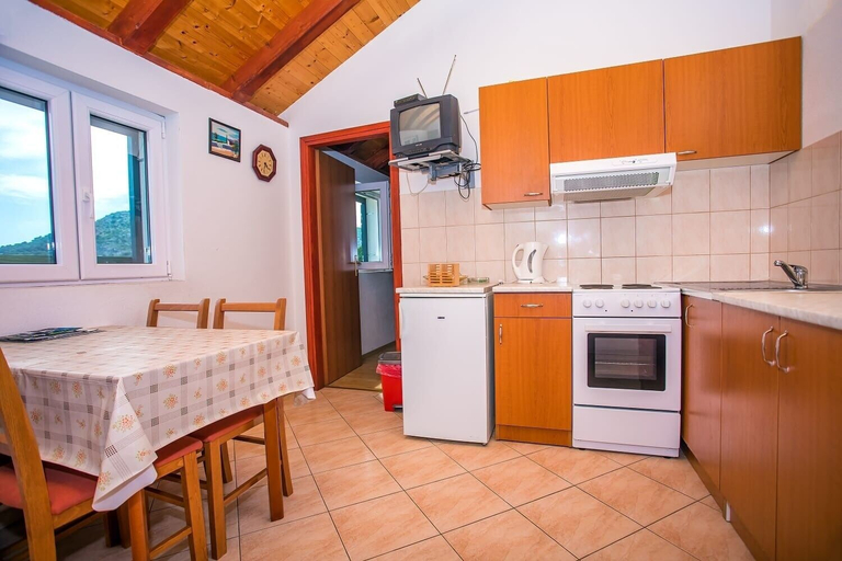 Others 5, House Country, Omiš