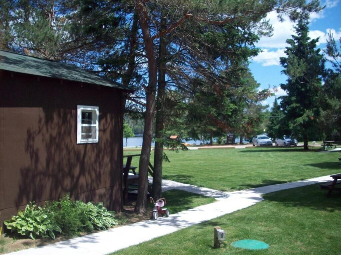 Property grounds, Lakewoods Cottage Resort, Haliburton