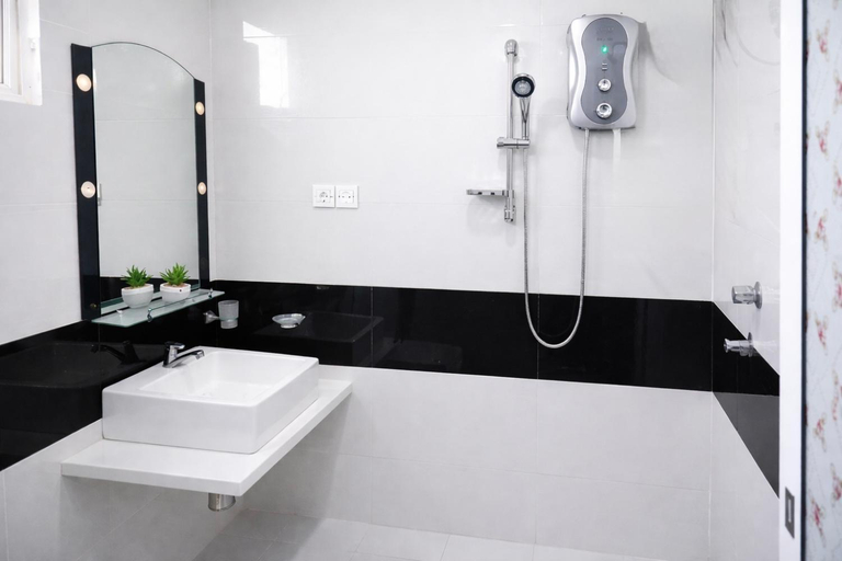 Bathroom 3, Blue Diamond Resort, Trincomalee Town and Gravets