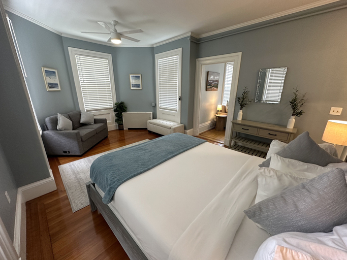 Room 2, Charming Victorian Home Downtown Newport 6 Bedroom Home, Newport