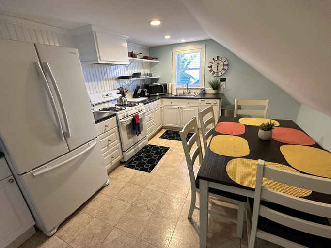 Private kitchen 4, 86 Dr Marcus House - Popular Broadway Area 6 Bedroom Home, Newport