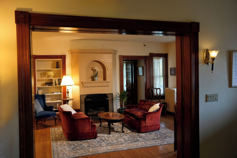 Others 5, Meredith Inn, Belknap