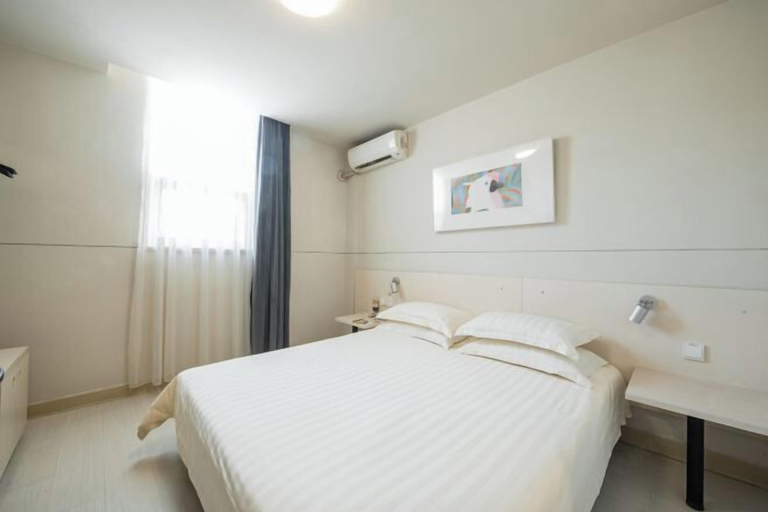 Bedroom 3, Jinjiang Inn (LinyiWanxianghui Railway Station Hotel), Linyi