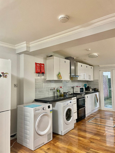 Others 4, Cozy Double Room in Colindale, London