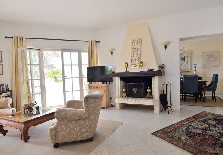 Living area 2, Villa Casa Tulipa Sleeps 4 With Pool, Garden & A/c, Albufeira
