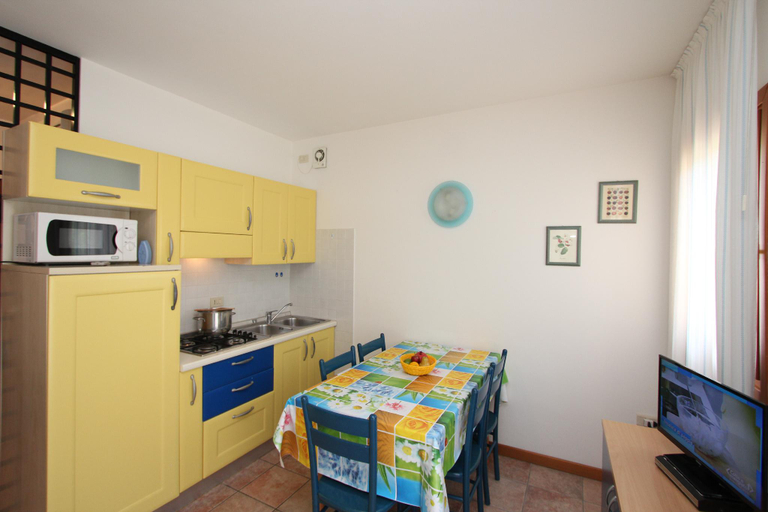 Kitchen 2, Modern seafront apartment with shared pool, Venezia
