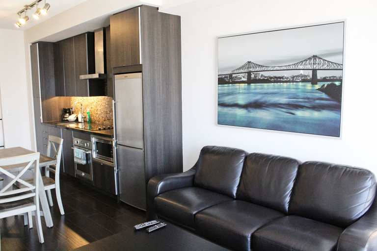 Living area 4, Modern Suites - Steps to CN Tower & MTCC, Toronto