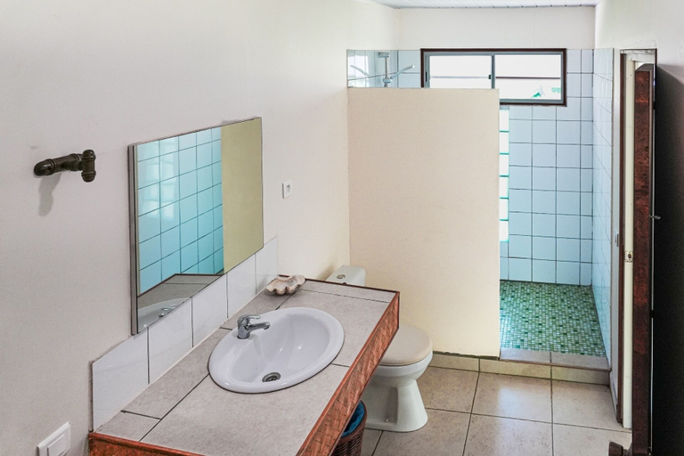Bathroom 3, Fare Kale