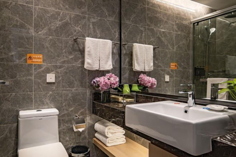 Bathroom 4, Jingyuan Shuizhuang Hotel, Shanghai