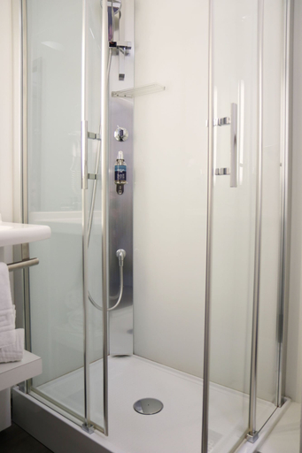 Bathroom 4, Le Quarré, Haute-Garonne
