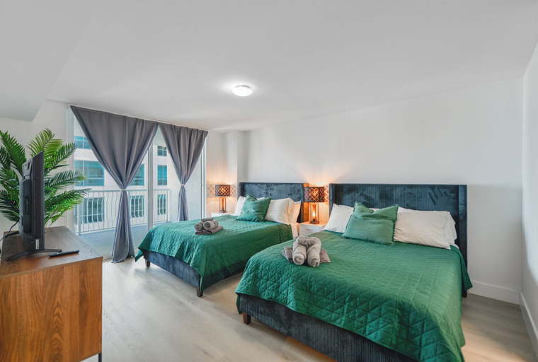 Room 3, Brickell Bay 3318, Miami-Dade