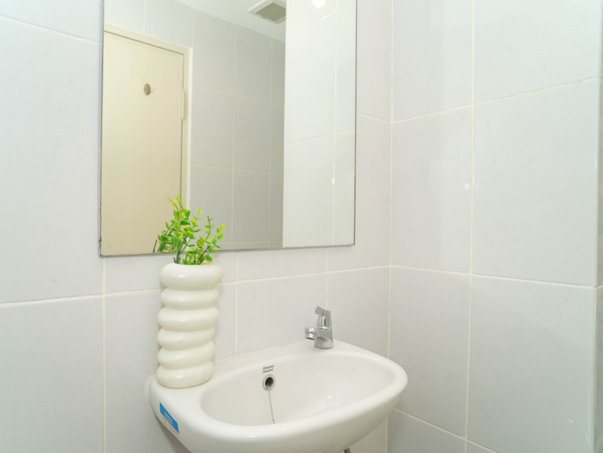 Bathroom 2, Cozy White Studio for 2 Pax at Tokyo Riverside PIK 2 Apartment By Travelio, Tangerang
