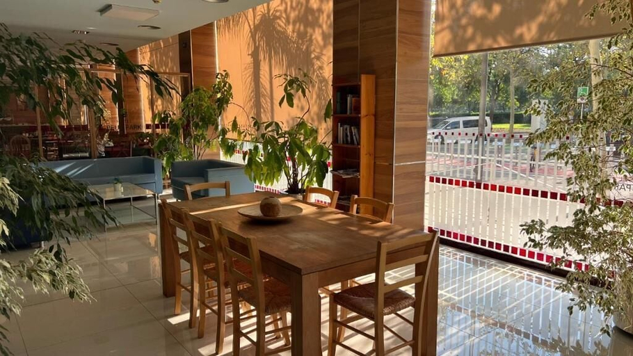 Outdoor dining, B&b Hotel Tarragona Reus, Tarragona