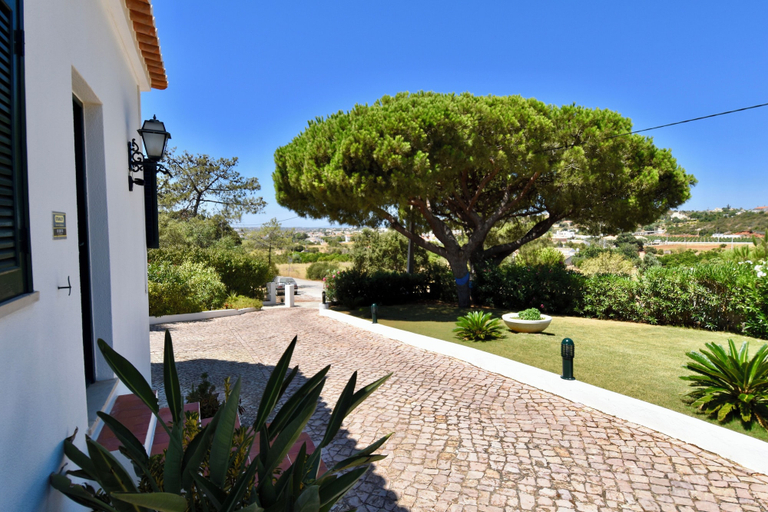 Property grounds 5, Villa Casa Tulipa Sleeps 4 With Pool, Garden & A/c, Albufeira