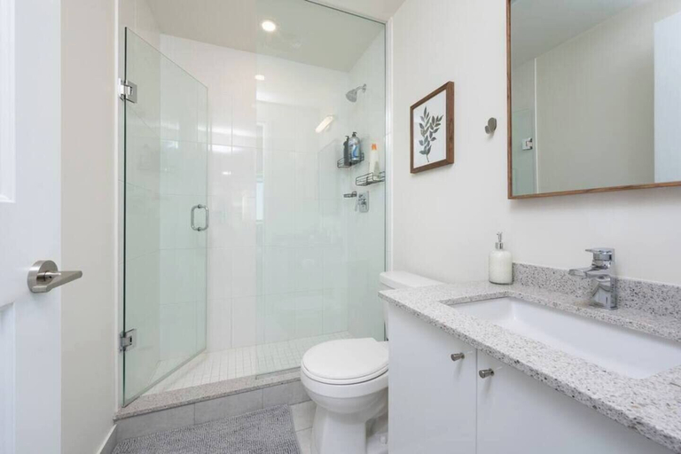 Bathroom, Downtown Toronto Suites - Jarvis St, Toronto