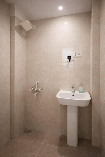 Bathroom 4, Hotel Taste & Rest, Gautam Buddha Nagar