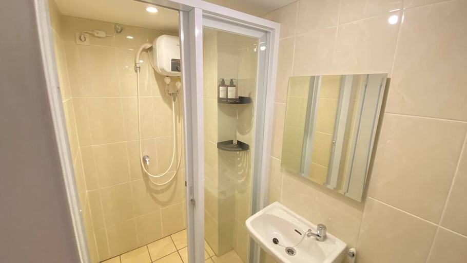 Bathroom 5, M-Town Residence Tower Bryant B25-07 by Betah Banget, Tangerang