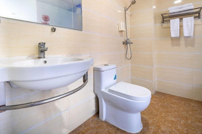 Bathroom 4, Hongli Business Hotel, Foshan