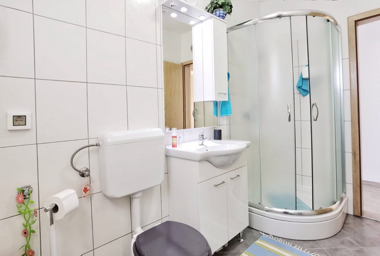 Bathroom 4, Apartments Adria, Karlobag