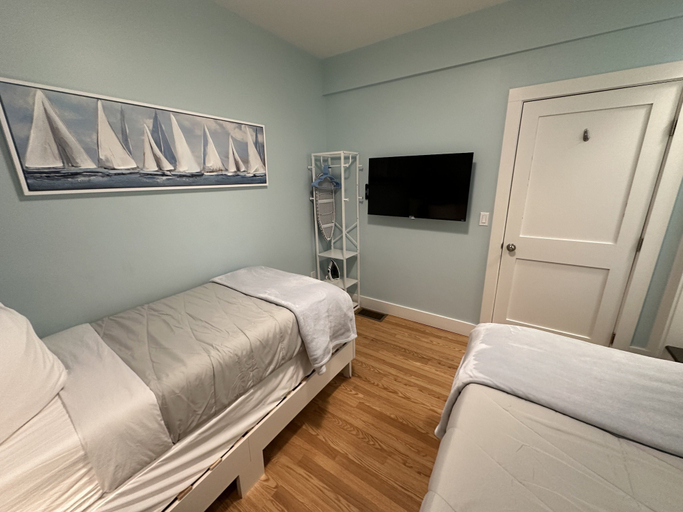 Room 5, Recently Renovated 2 Bed 1 Bath Apartment 2 Bedroom Apts, Newport