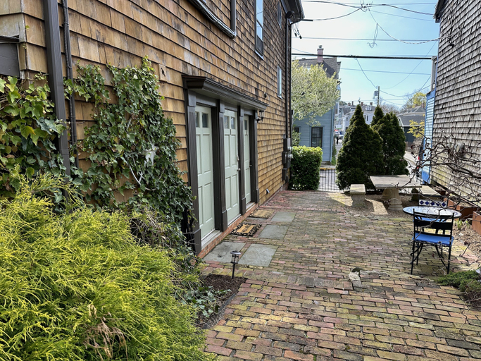 Outdoor dining, Unique 2 Bed 1 Bath Apartment Off Broadway #3 2 Bedroom Apts, Newport
