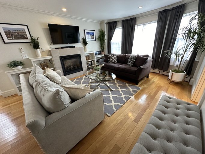 Living area 5, 86 Dr Marcus House - Popular Broadway Area 6 Bedroom Home, Newport