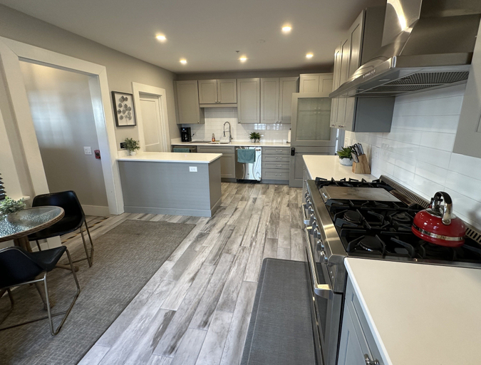 Private kitchen 3, Large Three Room Suite 2 Bed/1 Bath In Downtown - Unit 4 2 Bedroom Home, Newport