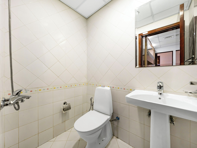 Bathroom 2, Centric Flat with Marina View, Dubai