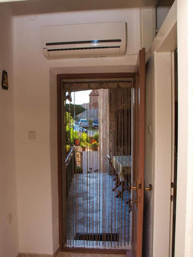 Hallway 4, Apartment Simi, Postira