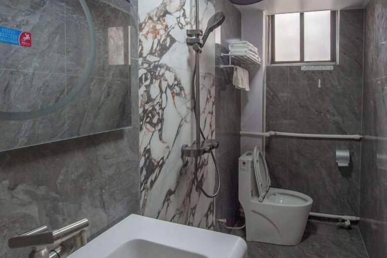 Bathroom 4, Qufu Landscape Hotel(Confucius Temple Shop in Qufu), Jining
