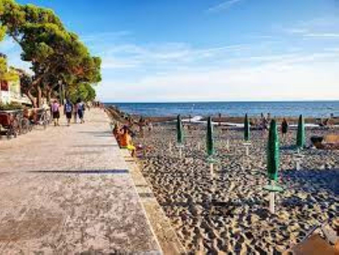 Beach 2, Family friendly vacation apartment with a balcony, Gorizia