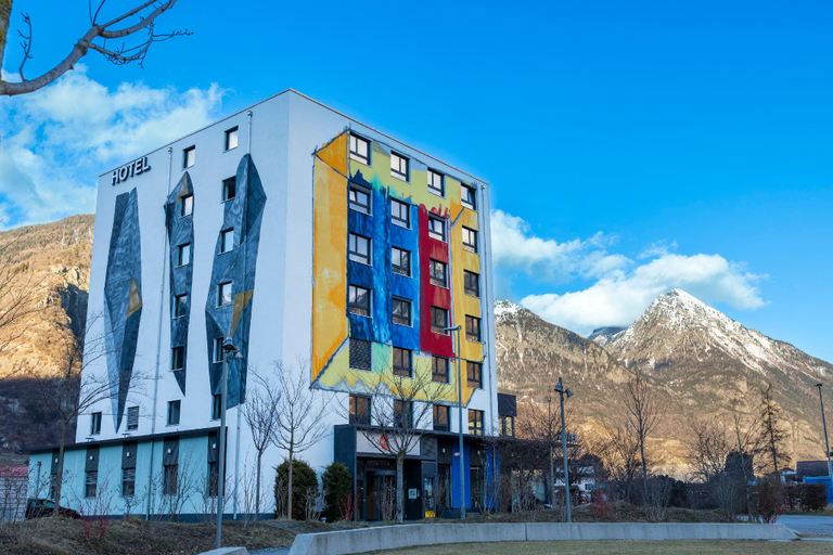 Exterior & Views