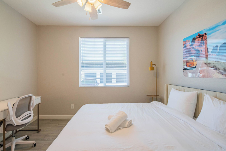 Room 3, The One Luxury Stay with Pool and Gym, Maricopa