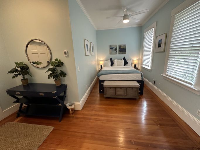 Room 4, Exposed Brick Suite 1 Bed/ 1 Bath/ Pullout Sofa 1 Bedroom Apts, Newport