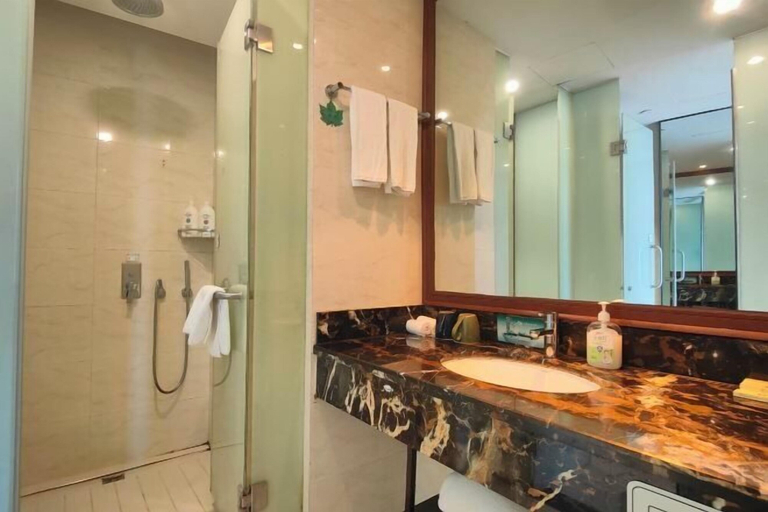Bathroom 4, Oriental Hotel (Kaihua Linhu Road), Quzhou