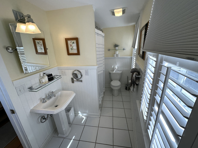 Bathroom 5, Spacious Three Room Suite Downtown Newport #16 1 Bedroom Home, Newport