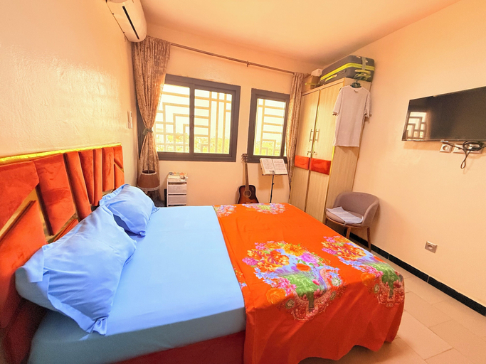 Room 4, House & Food, Thiès