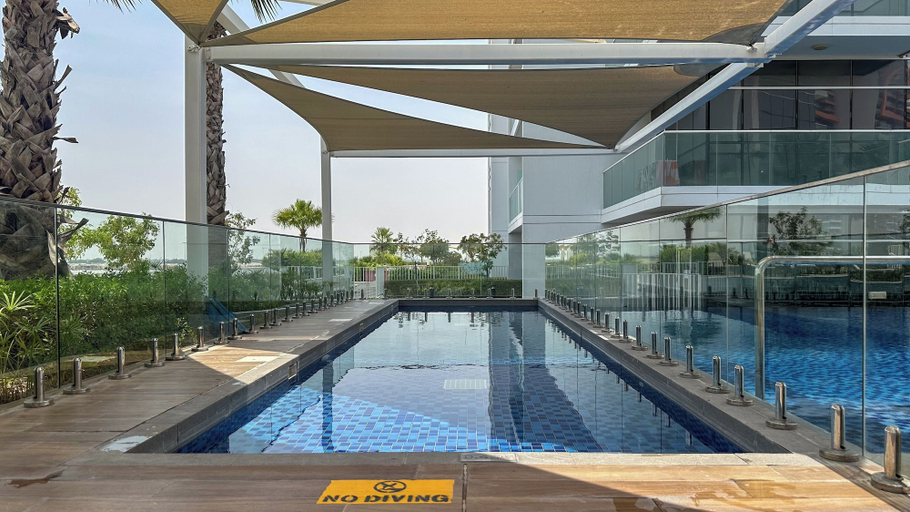 Outdoor pool 4, Maison Privee - Refined Studio w/ Top Facilities in Damac Hills, Dubai