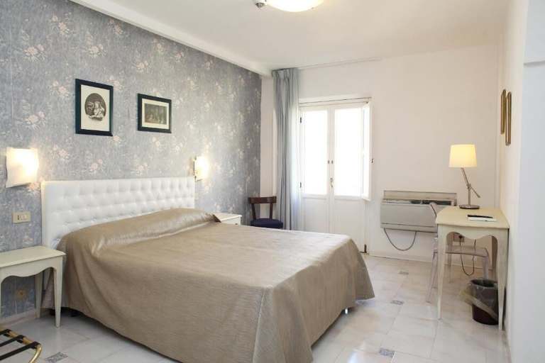 Room 5, Albergo Russo, Trapani