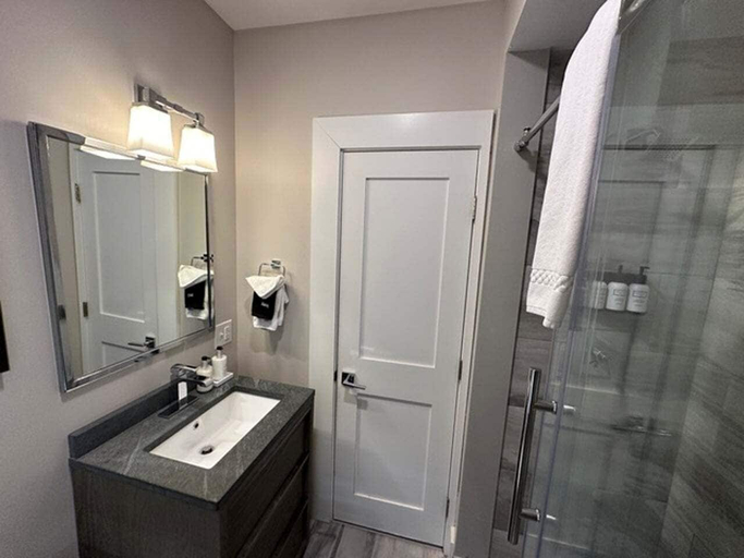 Bathroom 3, Modern 1 Bed/1 Bath/ Downtown Pelham St 1 Bedroom Home, Newport