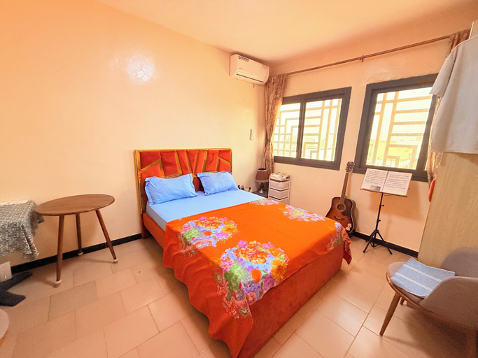 Room 2, House & Food, Thiès