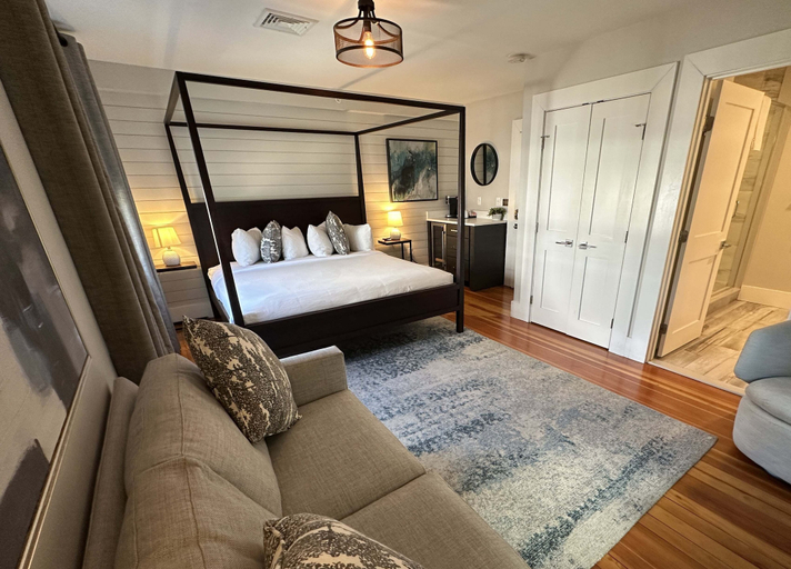 Room 2, Contemporary 1 Bed/ 1 Bath On Historic Pelham St 1 Bedroom Home, Newport