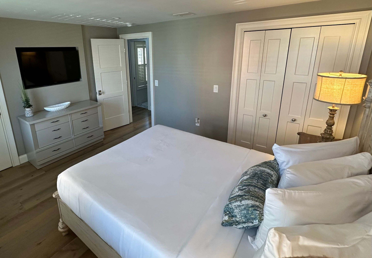 Room 4, Beautifully Renovated 2 Bed 2 Bath Private Home 2 Bedroom Home, Newport