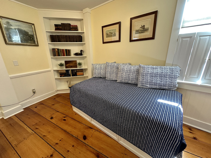 Room 2, Spacious Three Room Suite Downtown Newport #16 1 Bedroom Home, Newport